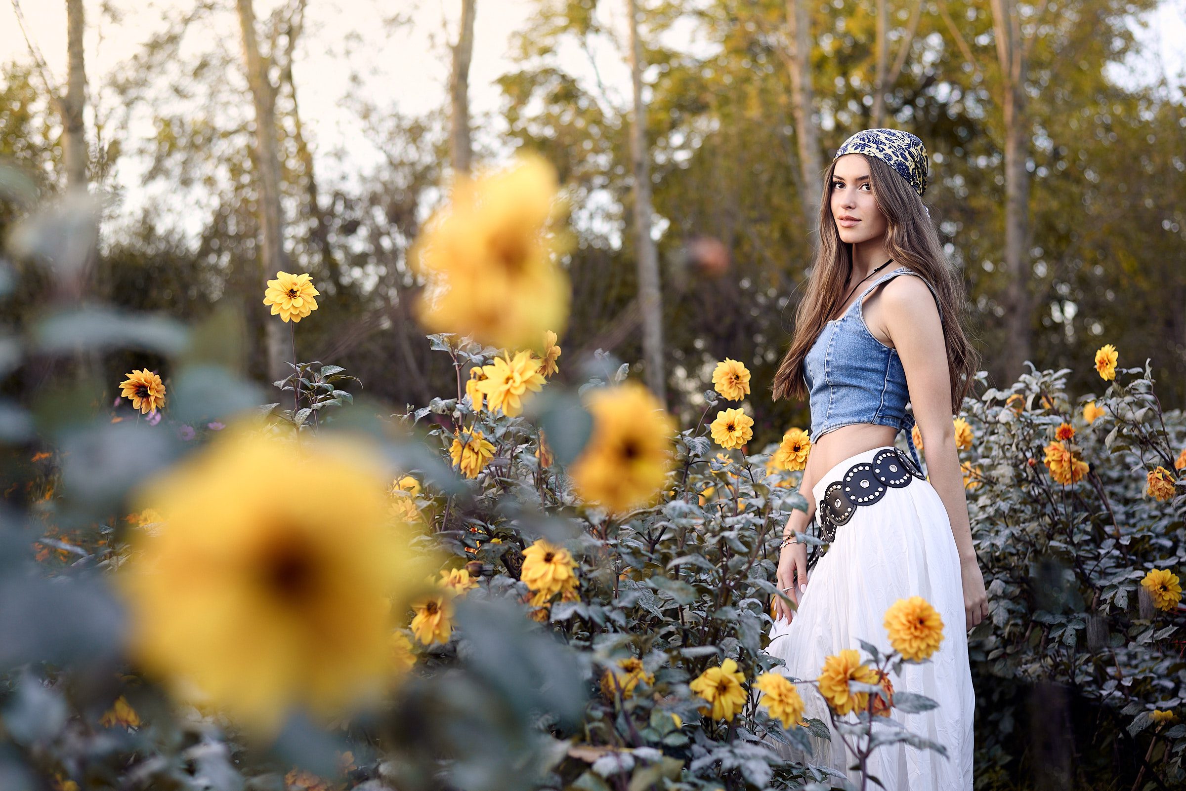 Retrato en un jardín de dalias, con luz natural